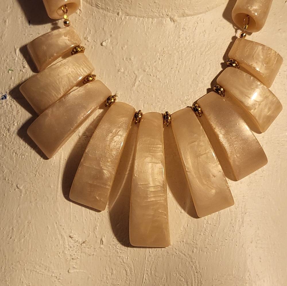 NWT Elegant Cream Necklace